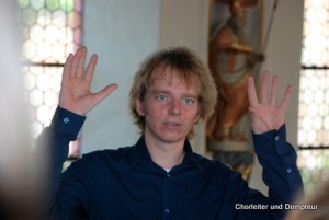 Florian - unser Chorleiter gibt in vier Chören den Ton an